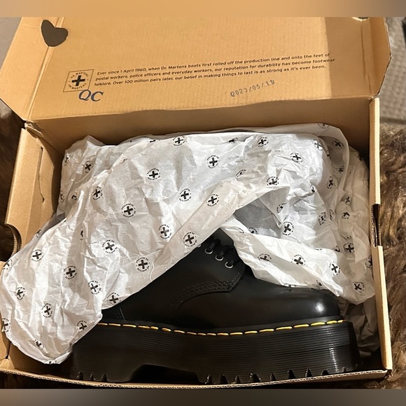 Dr. Martens 8053 5-Eye Platform Casual Shoe - Black - Picture 4 of 5